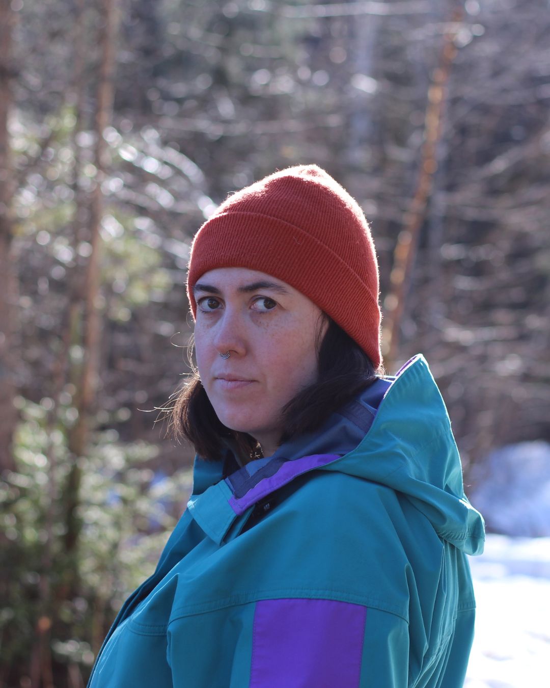 Silueta humana con vapor de aliento dorado en invierno ártico