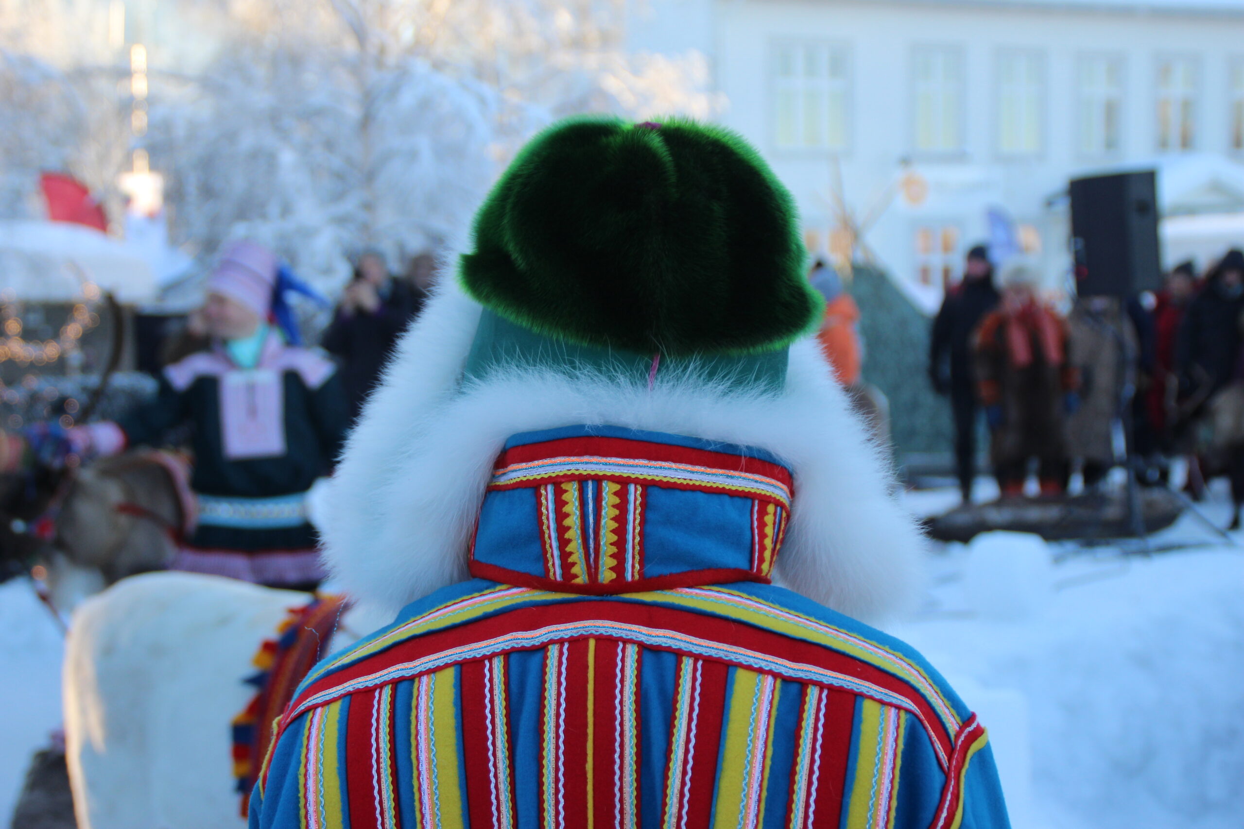 Gákti tradicional sámi con pompón rojo