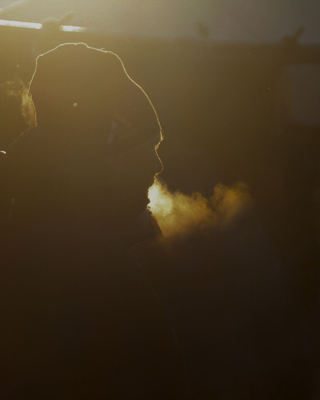 Silueta humana con vapor de aliento dorado en invierno ártico