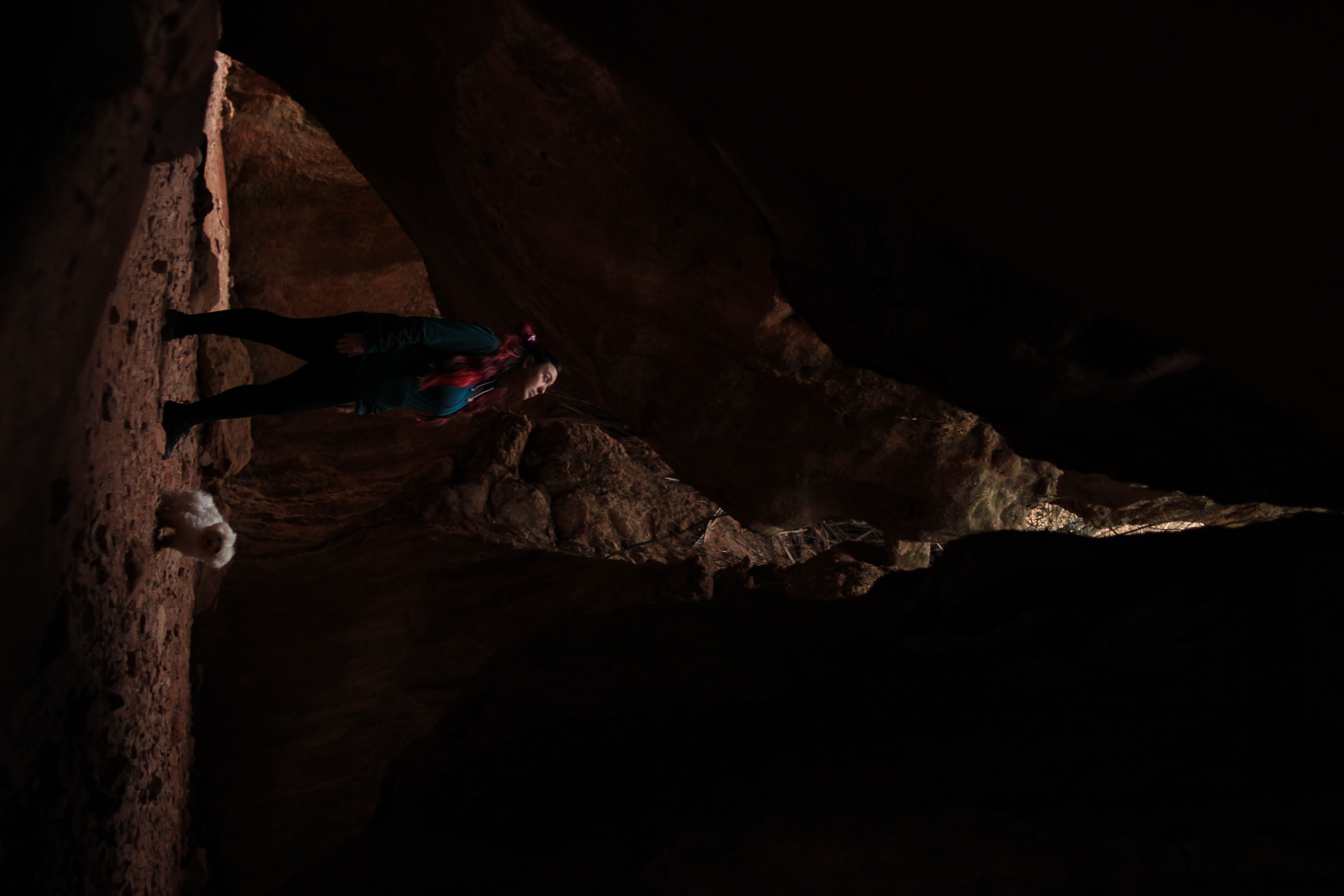 Figura humana en el interior de una cueva dramática