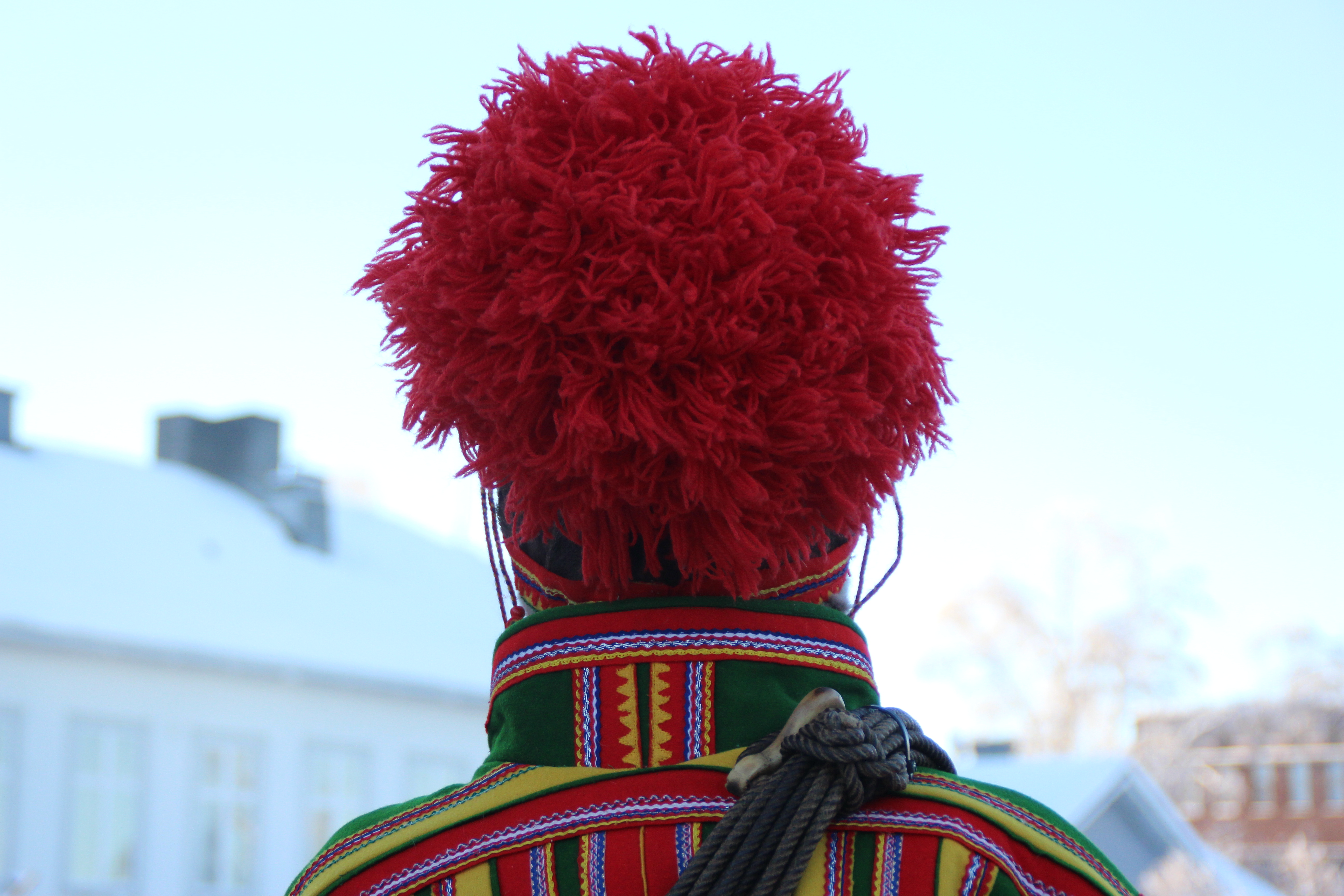 Gákti tradicional sámi con pompón rojo