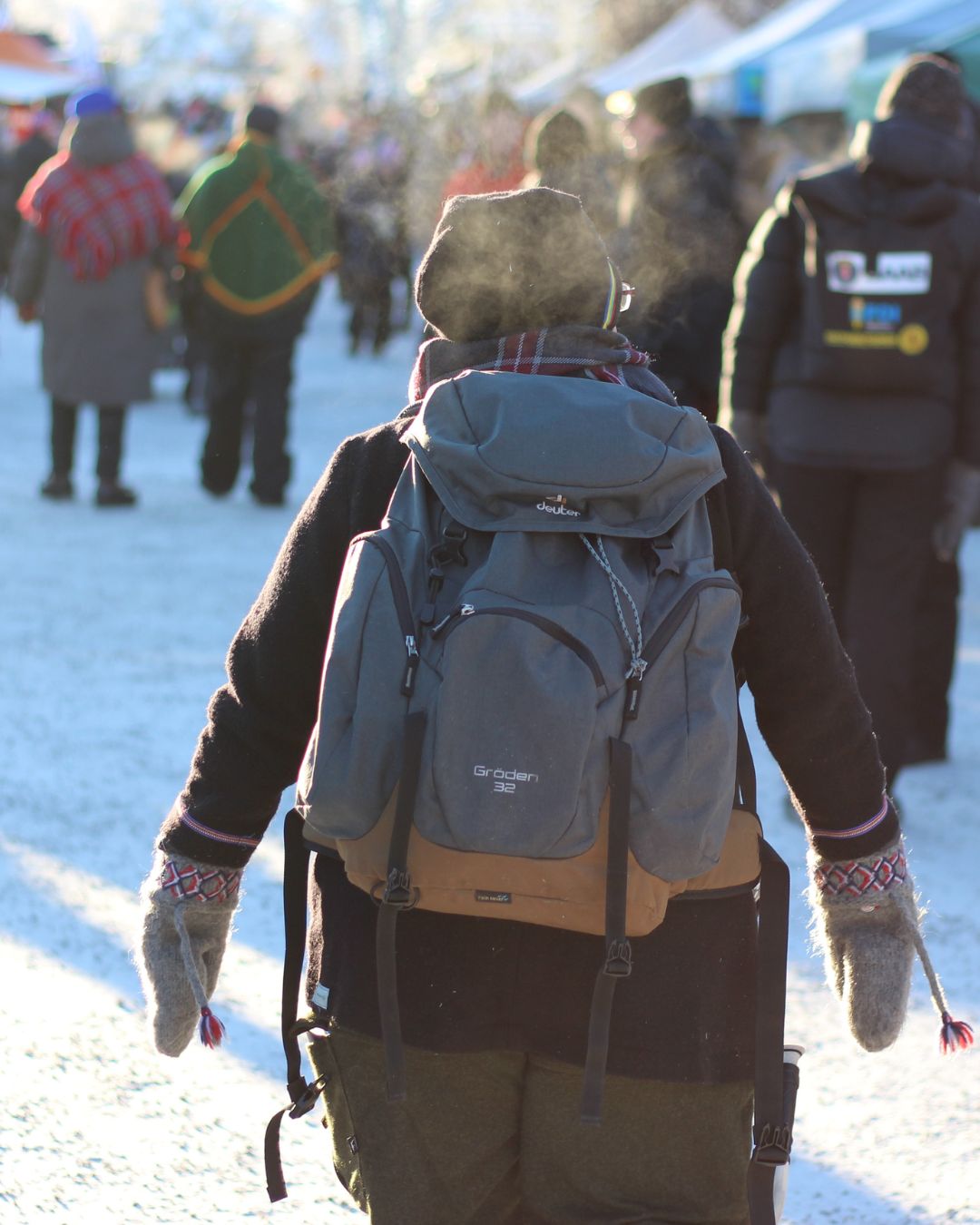 Persona con mittens sámi en el mercado de invierno de Jokkmokk
